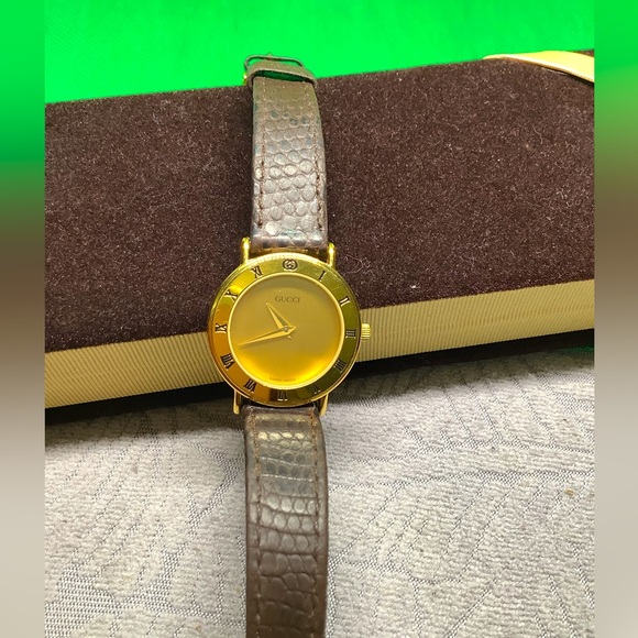 Ladies GUCCI watch 🔥🔥🔥 - Picture 4 of 10